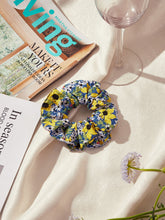 Load image into Gallery viewer, Floral Print Scrunchie