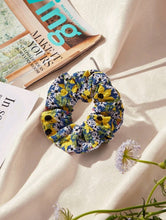 Load image into Gallery viewer, Floral Print Scrunchie